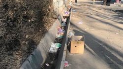 Арык в Асанбае после ярмарки завален мусором. Фото
