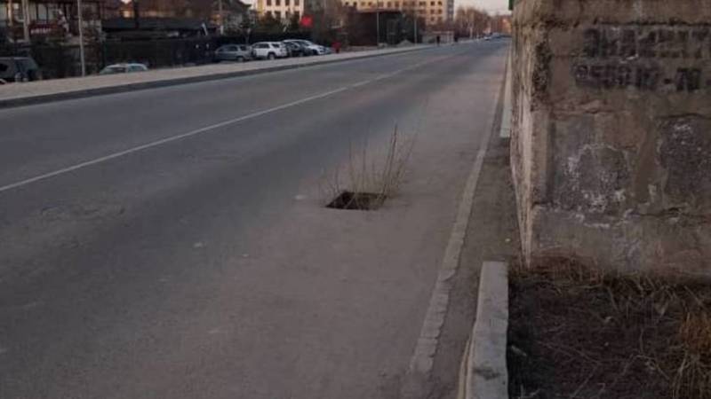 На дороге по Малдыбаева нет решетки ливнеприемника. Фото