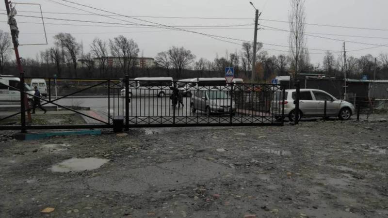 В 12 мкр незаконно установили железные ворота и организовали стоянку, - «Бишкекглавархитектура»