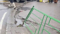 Возле Ошского рынка сломан железный забор у тротуара. Видео