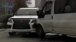 Бус «Форд» врезался в Lexus LX 570. Видео с места аварии