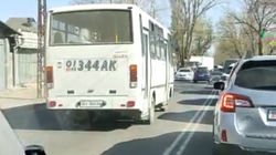 Автобус №12 объезжают пробку по встречке. Видео