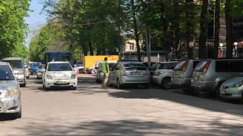В Бишкеке парковщик самовольно паркует машины и берет оплату, - очевидец