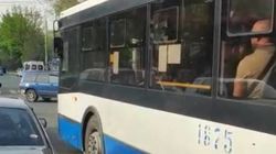 Троллейбус №11 поворачивает со второй полосы, создавая помеху для других авто. Видео