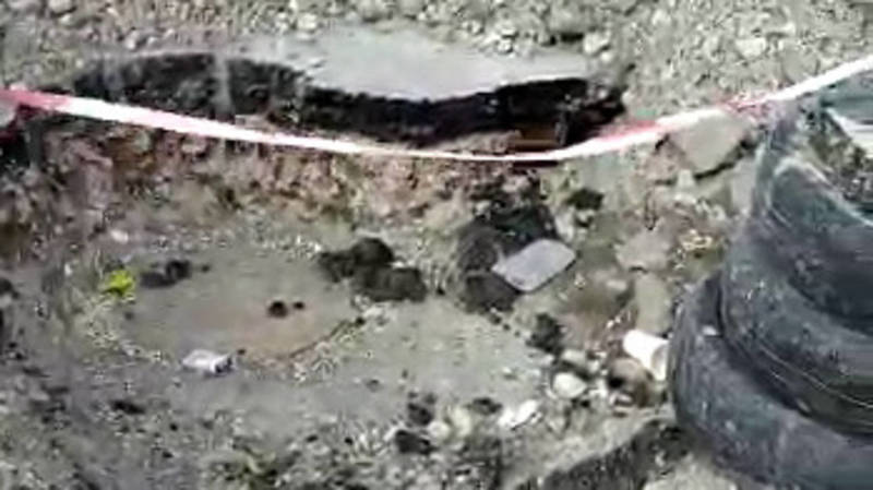 Кто раскопал новый асфальт на новой дороге по Ажыбек Баатыра? Видео горожанина