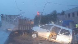 На трассе Бишкек—Кара-Балта столкнулись грузовик и минивэн, пострадавших нет. Фото