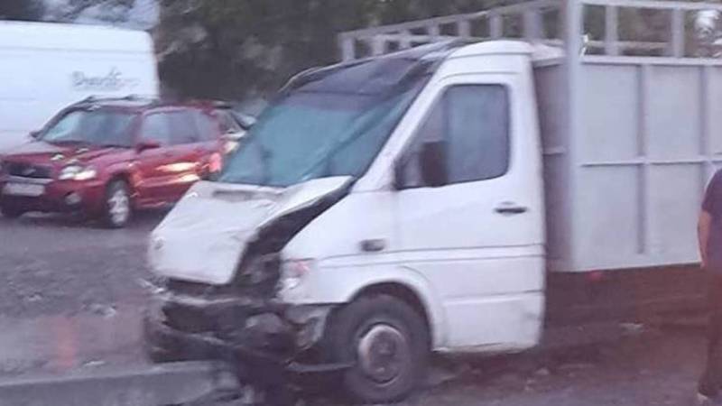 На трассе Бишкек—Кара-Балта столкнулись грузовик и минивэн, пострадавших нет. Фото