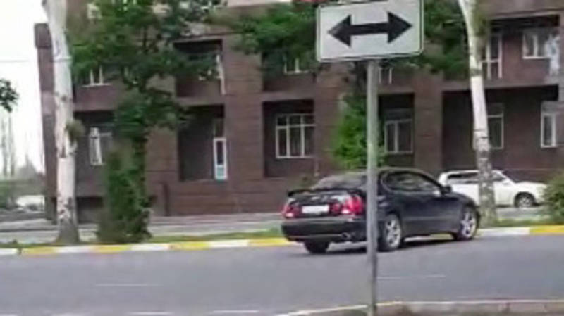 На Айтматова машины продолжают разворачиваться в неположенном месте возле посольства США. Видео