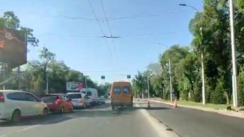 На проспекте Айтматова расширяют дорогу. Видео