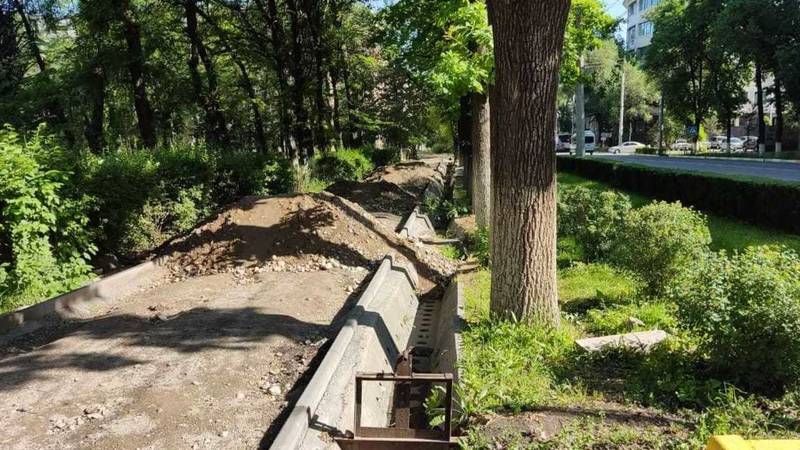 Когда закончат ремонт тротуара на Манаса возле КНУ? Фото горожанина