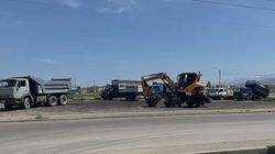 Житель Ак-Ордо жалуется на пыль и грязь от грузовиков с щебнем. Фото