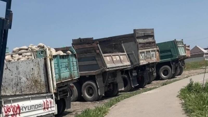 Житель Ак-Ордо жалуется на пыль и грязь от грузовиков с щебнем. Фото