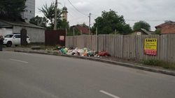 Свалка мусора на обочине по Ибраимова. Фото