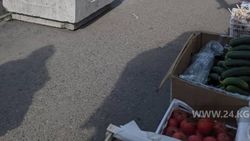 Горожанин жалуется на стихийную торговлю возле рынка Ак-Эмир. Фото