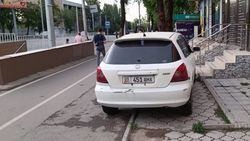 «Цивик» припаркован на тротуаре по Айтматова. Фото