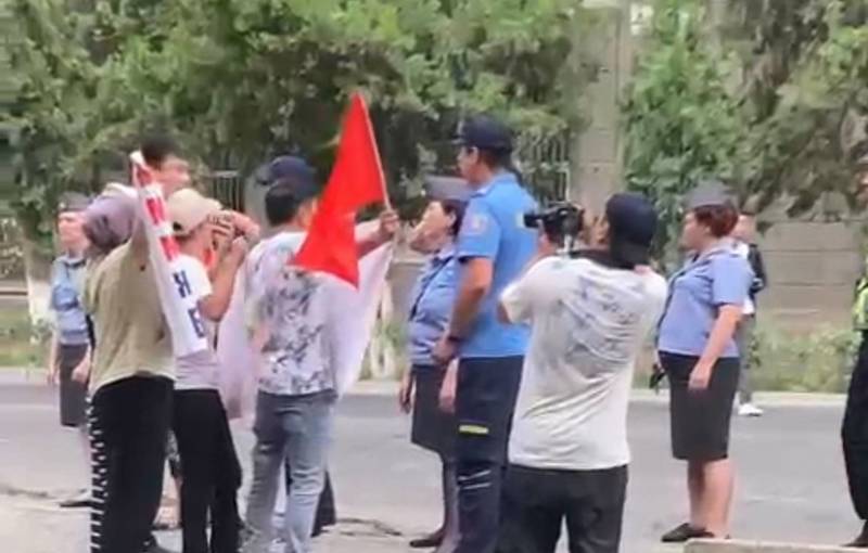 В Бишкеке к стадиону вышли на митинг ЛОВЗ