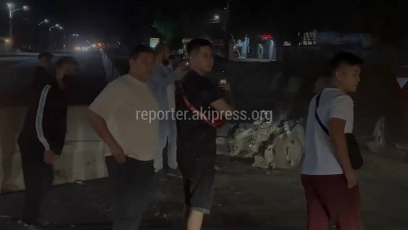 На трассе Бишкек—Кара-Балта машины врезаются в бетонный разделитель