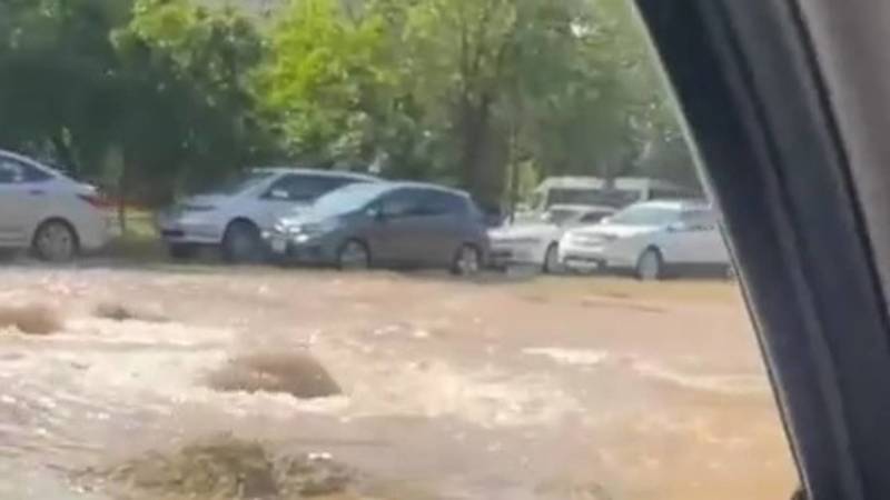 Затопило дорогу по Алматинке. Видео