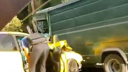 На трассе Кант—Бишкек столкнулись грузовой «Мерседес» и «Субару». Видео с места аварии