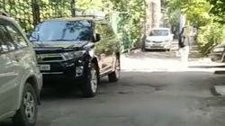 Две «Тойоты» припарковали на тротуаре на Гоголя. Видео