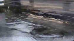 На Советской вода из ливнеприводной решетки топит дорогу. Видео