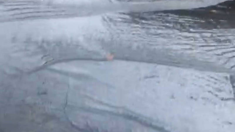 На Советской вода из ливнеприводной решетки топит дорогу. Видео
