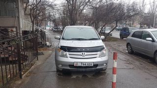 Ибраимова-Бокомбаева парковка на тротуаре госномер: 01KG744ADX