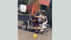 Очевидец: Четверо детей едут на одном скутере. Видео