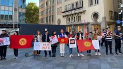 В городе Кельн Германии кыргызстанцы провели мирный митинг против агрессии Таджикистана