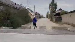В Алтын-Ордо после ремонта основной трассы закрыли съезды бетонными блоками. Видео горожанина