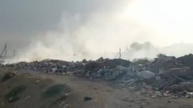 Огромная свалка мусора в Сузакском районе. Видео