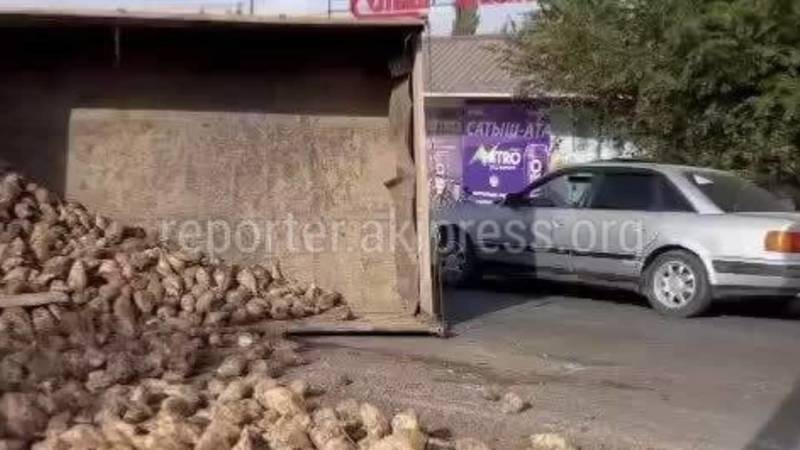Грузовик с сахарной свеклой перевернулся на дороге в селе Чуй. Видео