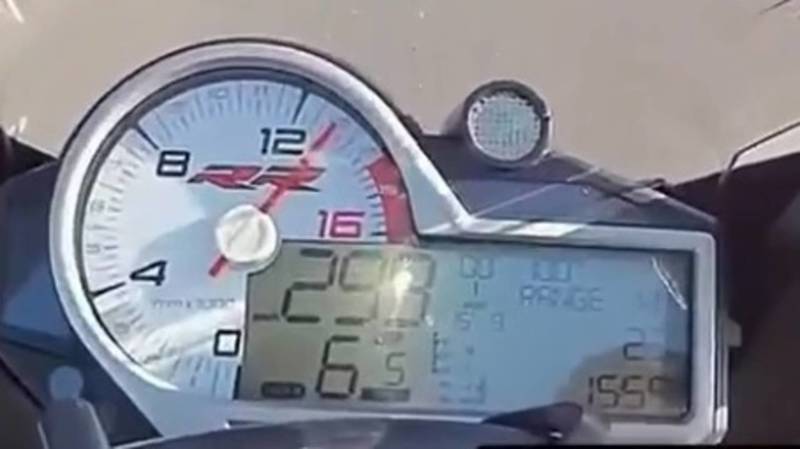 Мотоциклист разогнался до 300 км/ч на аэропортинской трассе и опубликовал видео в TikTok