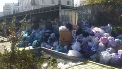 Огромная гора мусора в 12 мкр. Видео