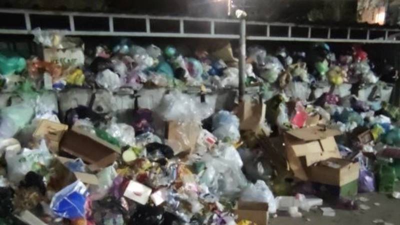 В Тунгуче из-за пакетов с мусором не видно баков. Фото