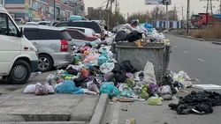 Возле «Аю Гранда» мусор разбросан возле баков. Фото