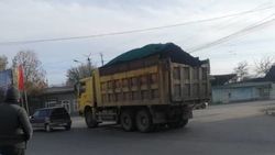 Жители Кызыл-Кии жалуются, что после грузовых машин с углем остается грязь