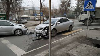 Фото — На Уметалиева-Рыскулова произошло ДТП с участием 3 машин