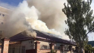В Бишкеке горит частный дом. Видео
