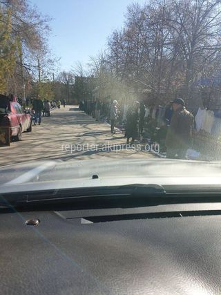 Блошиный рынок в 7 мкр Бишкека мешает проезду машин и занимает детскую площадку на выходных, - горожанин