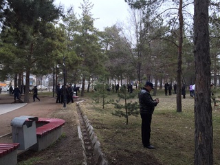 На субботнике в парке Ататюрка не все сотрудники ГТС добросовестно убирались, - читатель <b><i> (фото) </i></b>