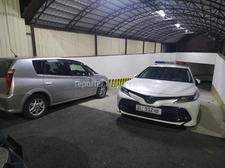 Водитель оставил машину МВД на съезде в подземный гараж в мкр Джал. Фото