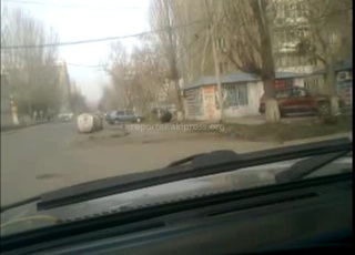 По ул.Мамбетова напротив школы бомжи устроили себе дом в тепловом люке, - читатель <b><i> (видео) </i></b>