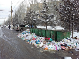 МП «Тазалык» очистили только контейнеры, оставив горы мусора вокруг, - горожане <b><i> (фото) </i></b>