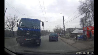 Грузовик «Мерседес» повернул через двойную сплошную на Московской. Видео