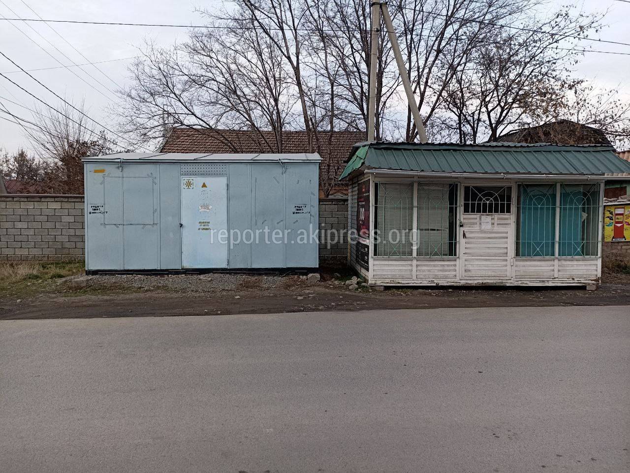 Законно ли на Огонбаева установили ларек возле распределительной будки.  Фото горожанина