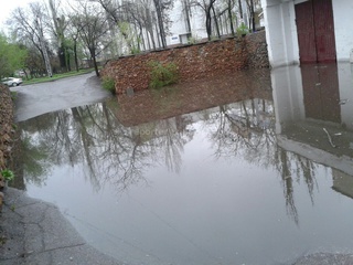 На улице Абдрахманова и Баетова дождевая вода регулярно затапливает заезд во двор, при этом вода может затекать под дом, - читательница <b><i>(фото)</i></b>