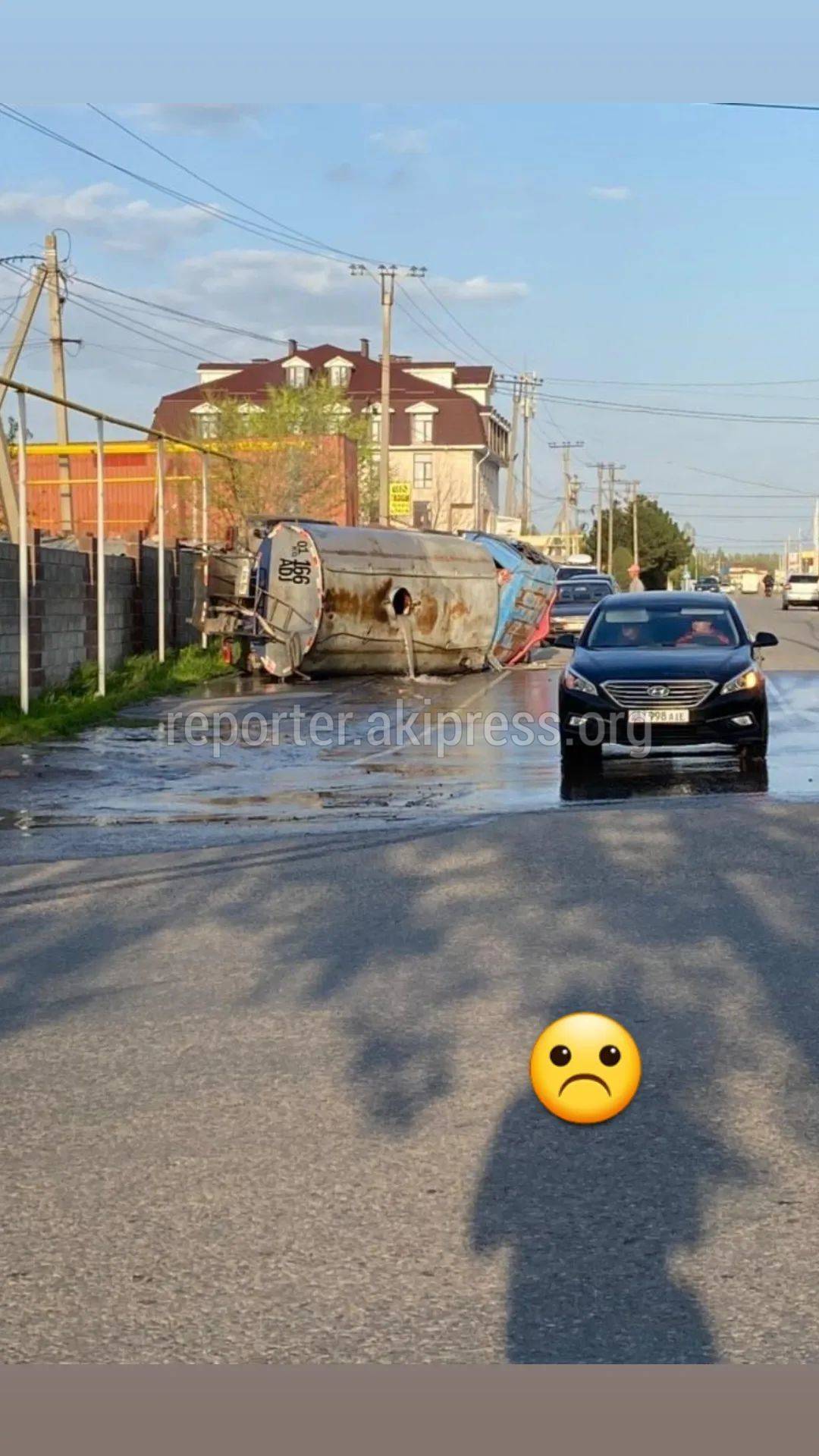 Грузовая машина с бочкой перевернулась и протекла. Фото