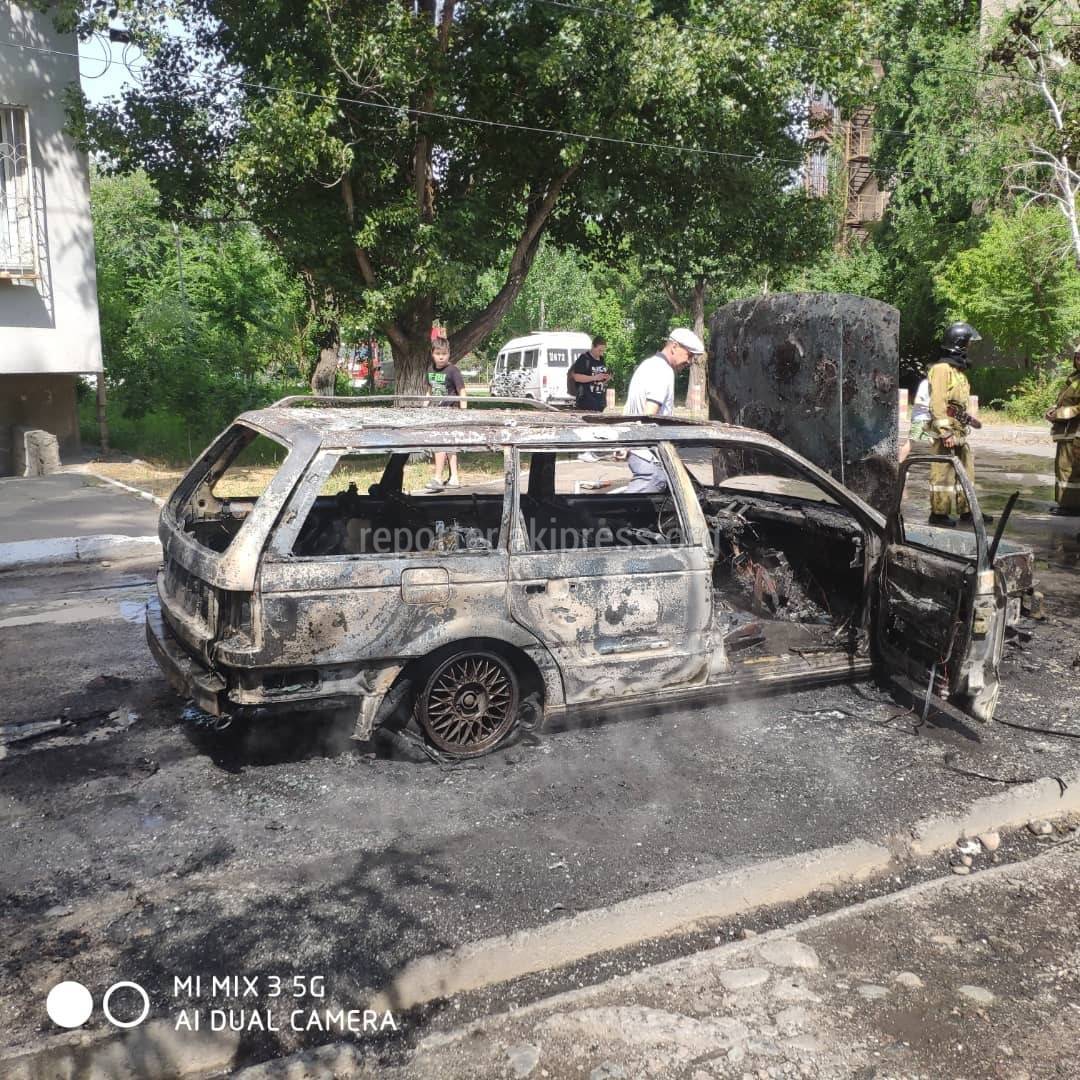 В 7 мкр во дворе дома сгорел «Пассат». Фото