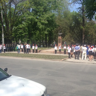 Парадно одетые школьники поздравляют ветеранов ВОВ на Молодой гвардии-Московской, - читатель<b><i>(фото)</i></b>